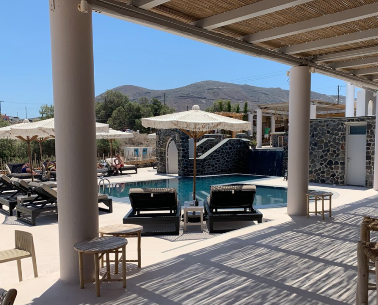 Enjoy your dring to our beach bar pool